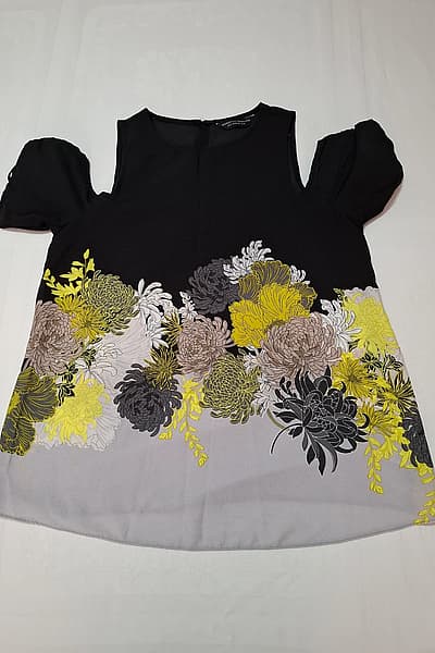 Dorothy Perkins Cold-Shoulder Floral Top - Brand New by Dorothy Perkins — pre-loved on Thrifted.mt