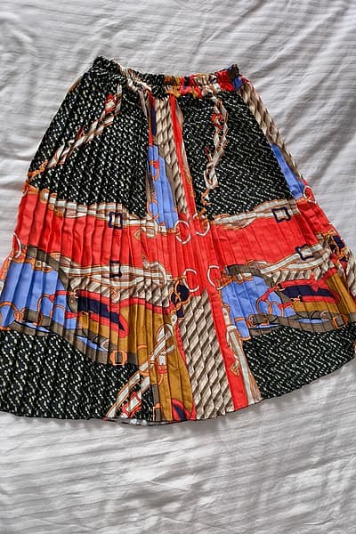 Pleated buckle print midi skirt — pre-loved on Thrifted.mt