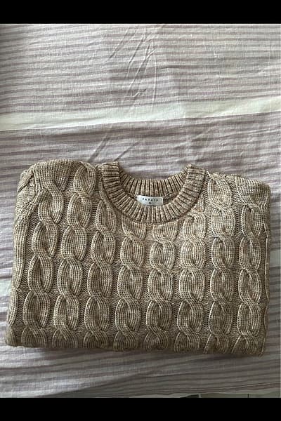 4 Sweaters — pre-loved on Thrifted.mt