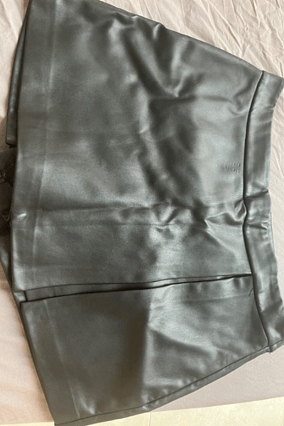 Black faux leather mini skirt/shorts by Don't Call Me Jennyfer — pre-loved on Thrifted.mt