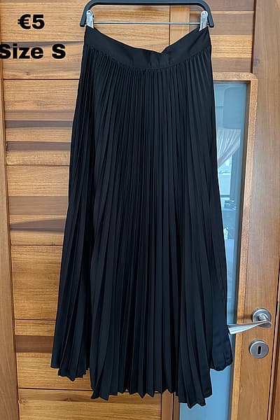 Pleated Skirt — pre-loved on Thrifted.mt
