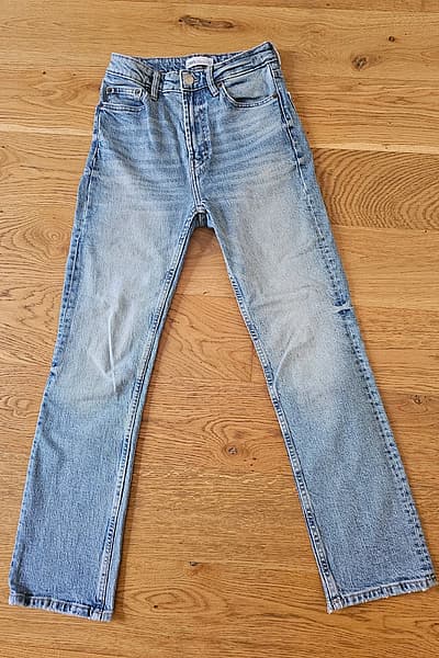 Zara high waisted light jeans by Zara — pre-loved on Thrifted.mt