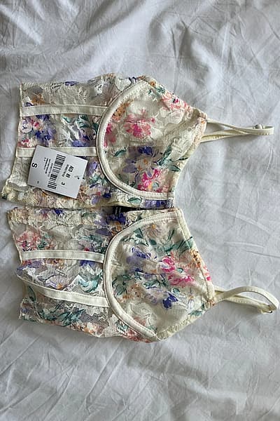 Forever 21 Floral Lace Corset by Forever 21 — pre-loved on Thrifted.mt