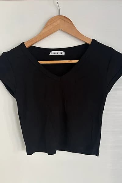 Black V-neck Ribbed Crop Top