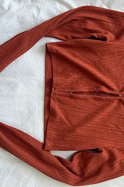 Rust ribbed long-sleeve top by H&M — pre-loved on Thrifted.mt