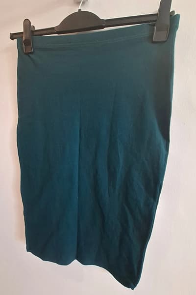 Simple dark green pencil skirt — pre-loved on Thrifted.mt