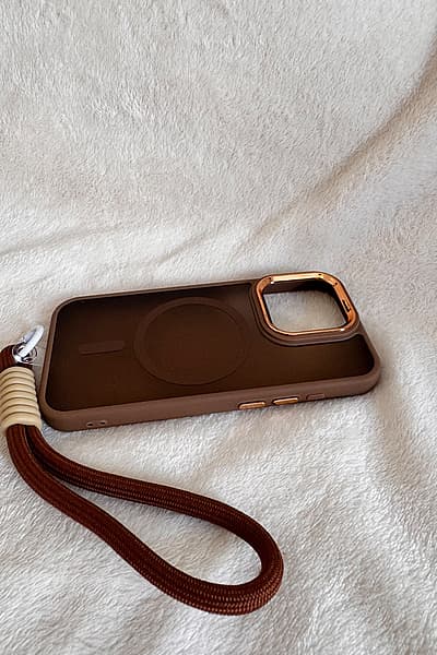 Brown MagSafe iPhone 15 pro Case — pre-loved on Thrifted.mt