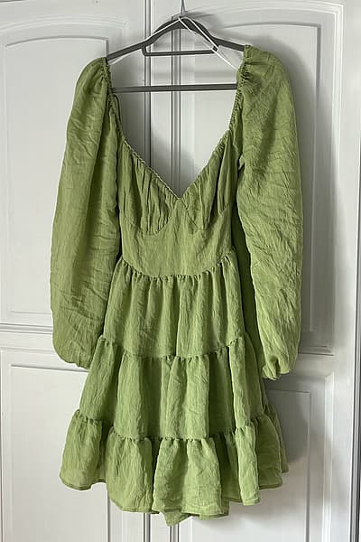 Princess Polly Green Flowy Open-Back Dress 💚 by Princess Polly — pre-loved on Thrifted.mt