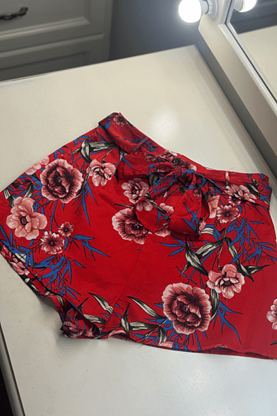 Red Floral Tie Waist Shorts by PRETTYLITTLETHING — pre-loved on Thrifted.mt