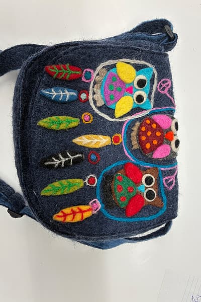 Felt owl design crossbody bag by Contro Corrente — pre-loved on Thrifted.mt