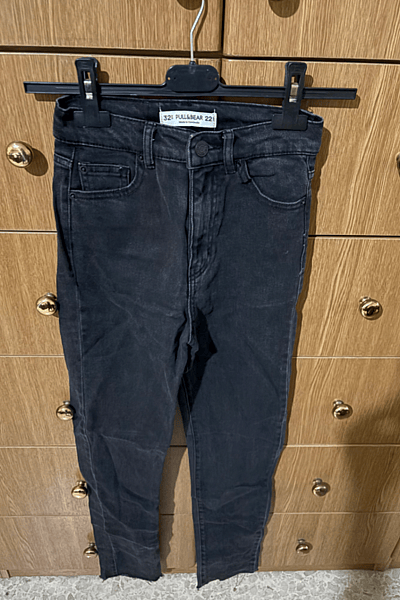 Pull & Bear Skinny Fit Jeans by Pull & Bear — pre-loved on Thrifted.mt