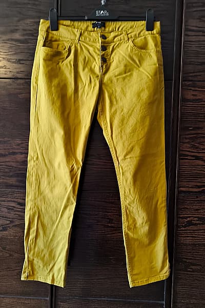 Yellow slim fit trousers by Kiabi — pre-loved on Thrifted.mt