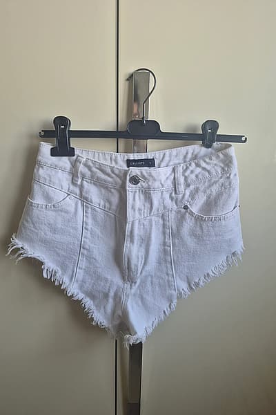 Calliope - White Frayed Hem Denim Shorts by Calliope — pre-loved on Thrifted.mt