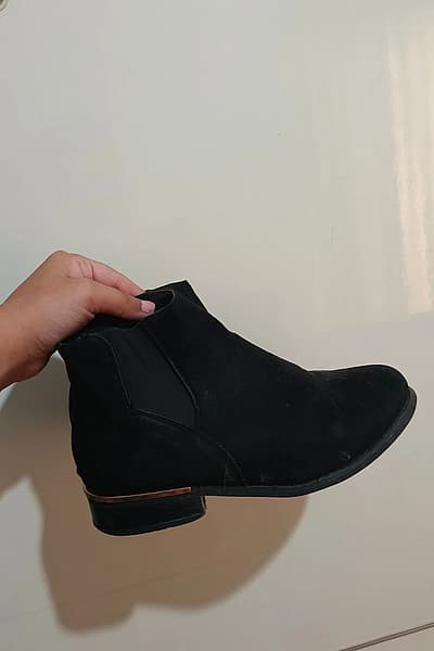 Black suede chelsea boots — pre-loved on Thrifted.mt