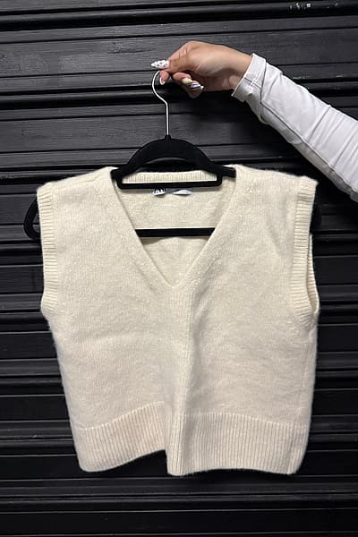 Cream Knit V-Neck Vest by ZARA — pre-loved on Thrifted.mt