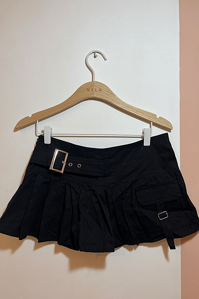 Black Pleated Buckle Detail Mini Skirt by SHEIN — pre-loved on Thrifted.mt