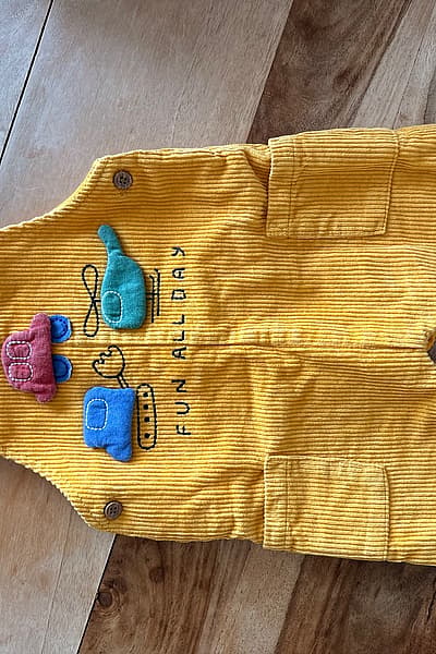 Mono de pana amarillo para bebé by Next — pre-loved on Thrifted.mt