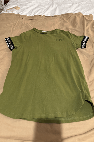 Camiseta informal de color verde oliva — pre-loved on Thrifted.mt