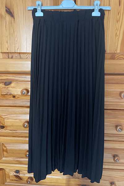 Black Pleated Maxi Skirt — pre-loved on Thrifted.mt