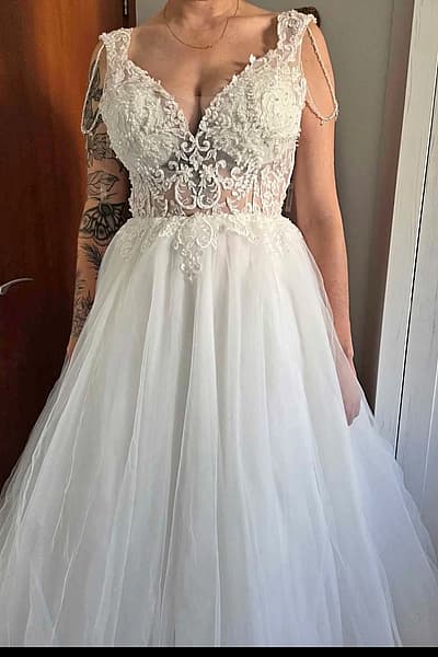 Elegant Lace Tulle Wedding Dress — pre-loved on Thrifted.mt
