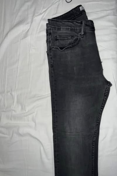Grey slim fit jeans by Zara — pre-loved on Thrifted.mt