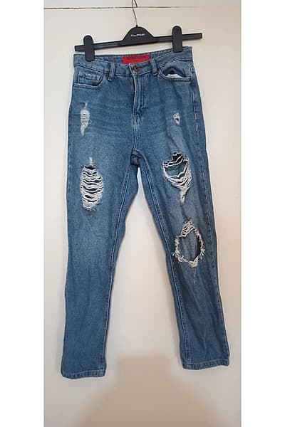 Jennyfer Ripped Mom Jeans (EU 34) by Stradivarius — pre-loved on Thrifted.mt