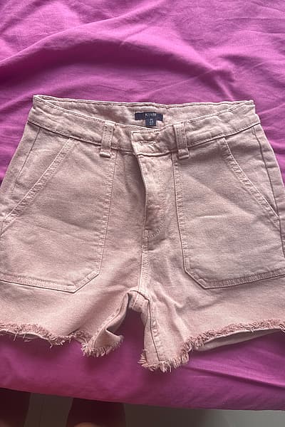 Pink denim raw-hem shorts by Kiabi — pre-loved on Thrifted.mt