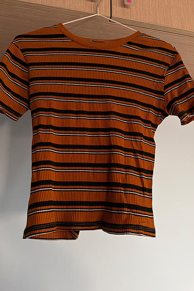 Ribbed striped orange t-shirt by Zara Trafaluc — pre-loved on Thrifted.mt