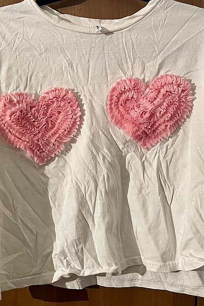 White tee with pink hearts by ONLY — pre-loved on Thrifted.mt