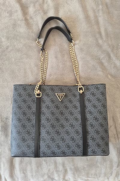 Guess Tote Bag by GUESS — pre-loved on Thrifted.mt