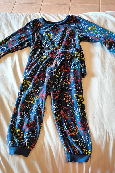 Set pigiama in pile con stampa di dinosauri by Primark — pre-loved on Thrifted.mt