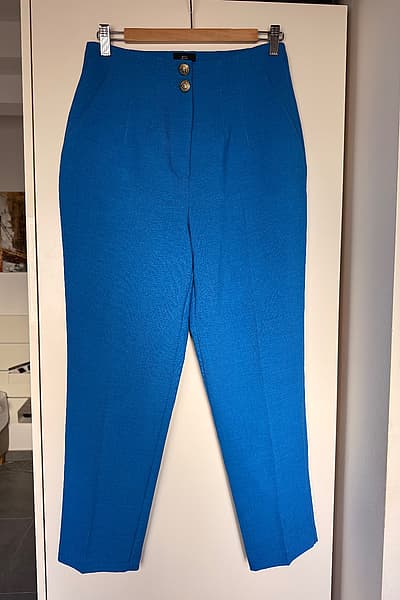 Bright blue high-waisted trousers by River Island — pre-loved on Thrifted.mt