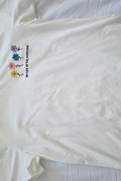 White floral embroidered t-shirt by SHEIN — pre-loved on Thrifted.mt