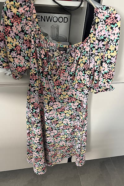 Floral puff sleeve tea dress by Papaya — pre-loved on Thrifted.mt