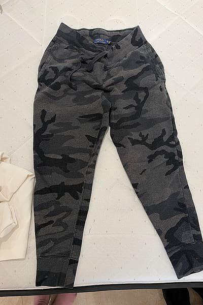 Pantalones de chándal de camuflaje de Polo Ralph Lauren by Polo Ralph Lauren — pre-loved on Thrifted.mt