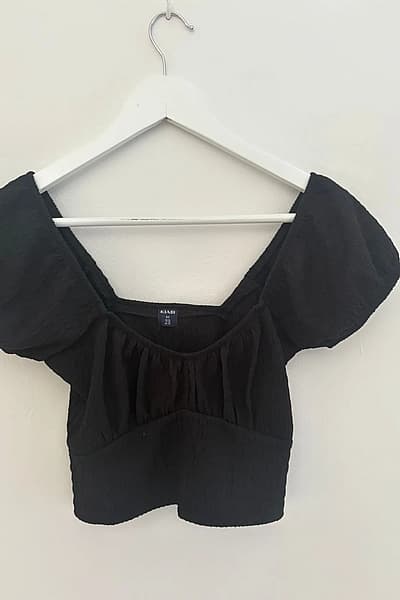 Black Textured Crop Top by Kiabi — pre-loved on Thrifted.mt