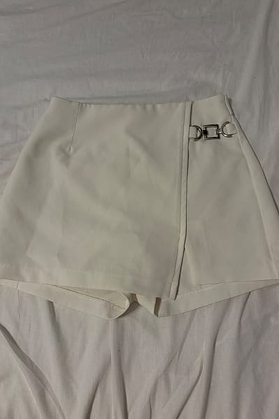 White skort with metal buckle by Bershka — pre-loved on Thrifted.mt
