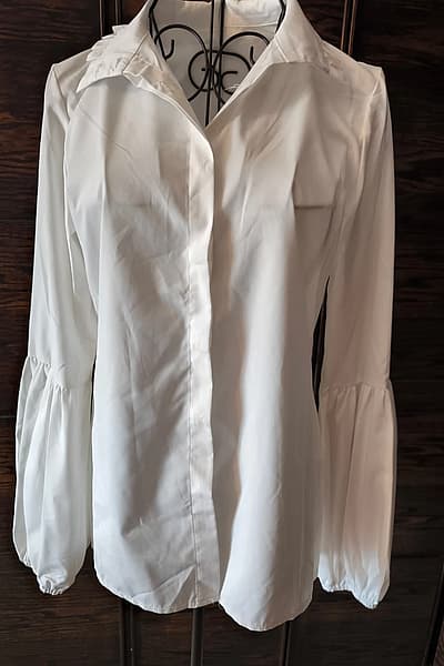 White blouse with balloon sleeves — pre-loved on Thrifted.mt