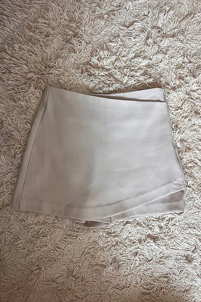 STRADIVARIUS beige skort XS by Stradivarius — pre-loved on Thrifted.mt