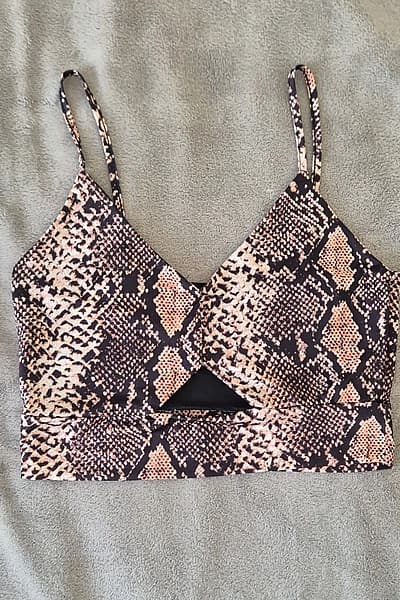 Top corto con corte asimétrico y estampado de piel de serpiente — pre-loved on Thrifted.mt