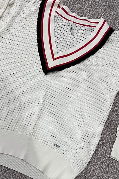 V‑neck Tennis Sweater — pre-loved on Thrifted.mt