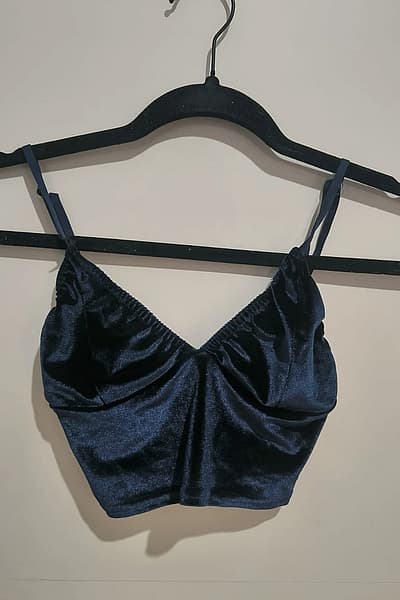 PrettyLittleThing velvet navy crop top by PrettyLittleThing — pre-loved on Thrifted.mt