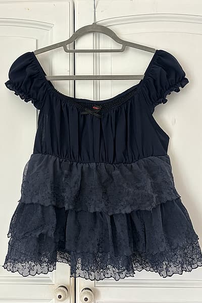 Navy tiered ruffled cami top by ROMWE — pre-loved on Thrifted.mt
