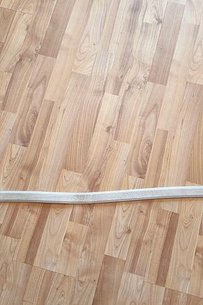 Cream crocodile-effect leather belt — pre-loved on Thrifted.mt