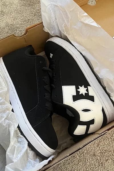 Black and white DC trainers by DC — pre-loved on Thrifted.mt