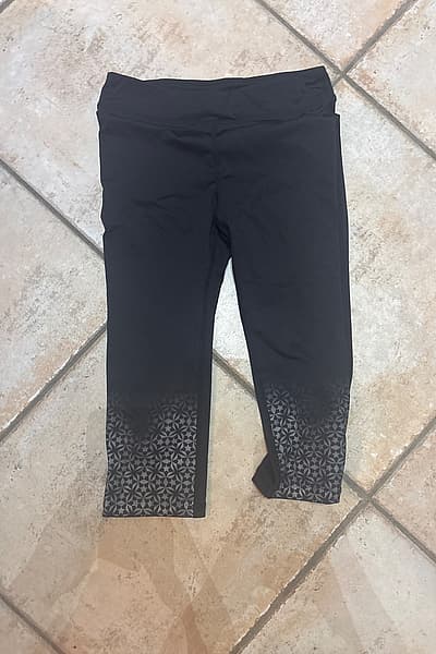Ideology Black Patterned 3/4 Leggings by Ideology — pre-loved on Thrifted.mt