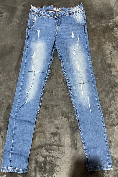 Terranova Light wash distressed skinny jeans by Terranova — pre-loved on Thrifted.mt