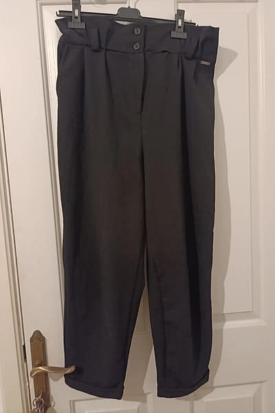 Black high-waisted tapered trousers — pre-loved on Thrifted.mt