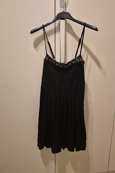 Vestido negro sin mangas adornado — pre-loved on Thrifted.mt