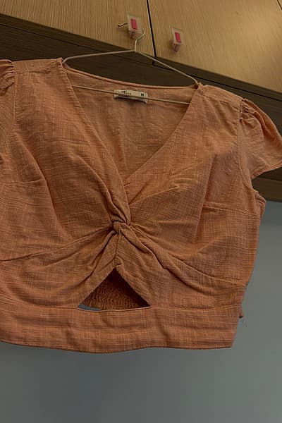 Hollister Twist Front Crop Top by Hollister — pre-loved on Thrifted.mt